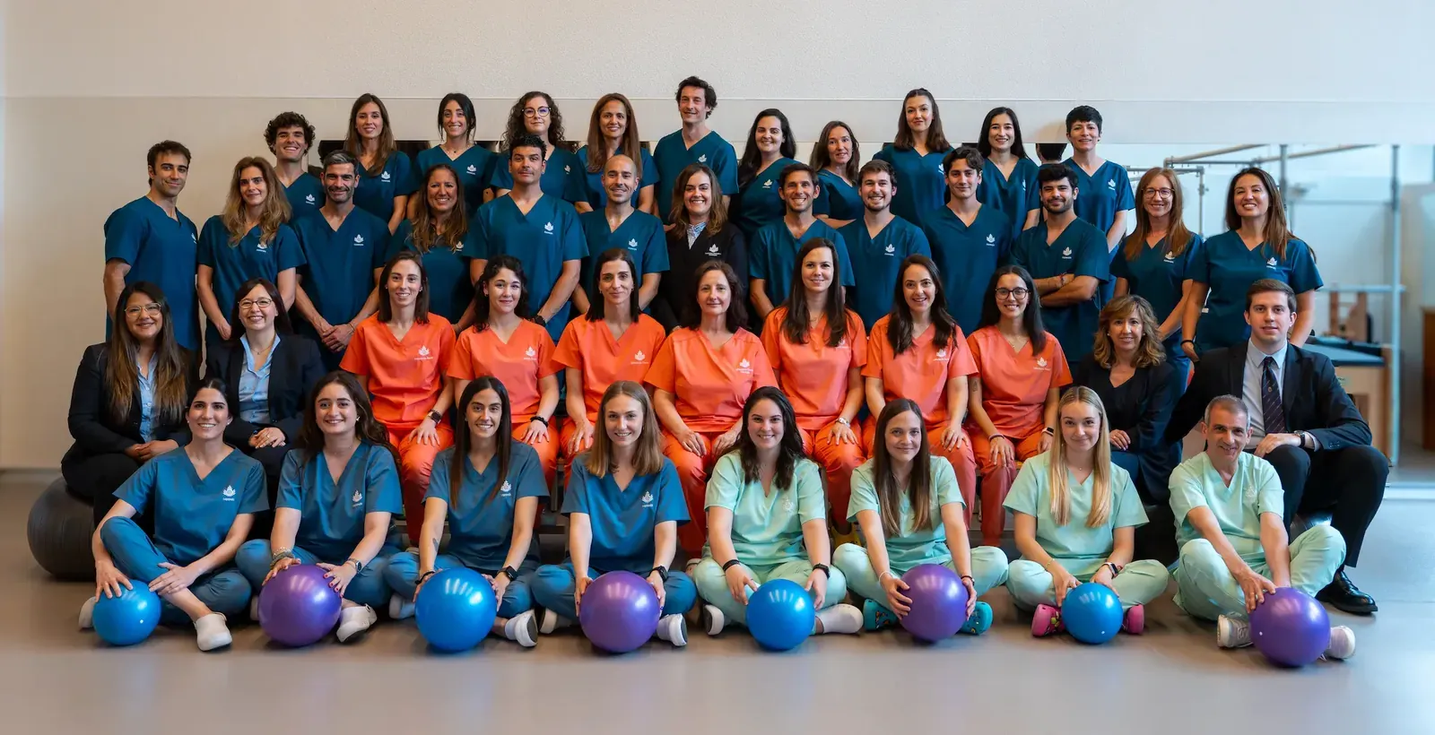 Equipo de profesionales del Centro de Fisioterapia San Rafael posando juntos con fitballs